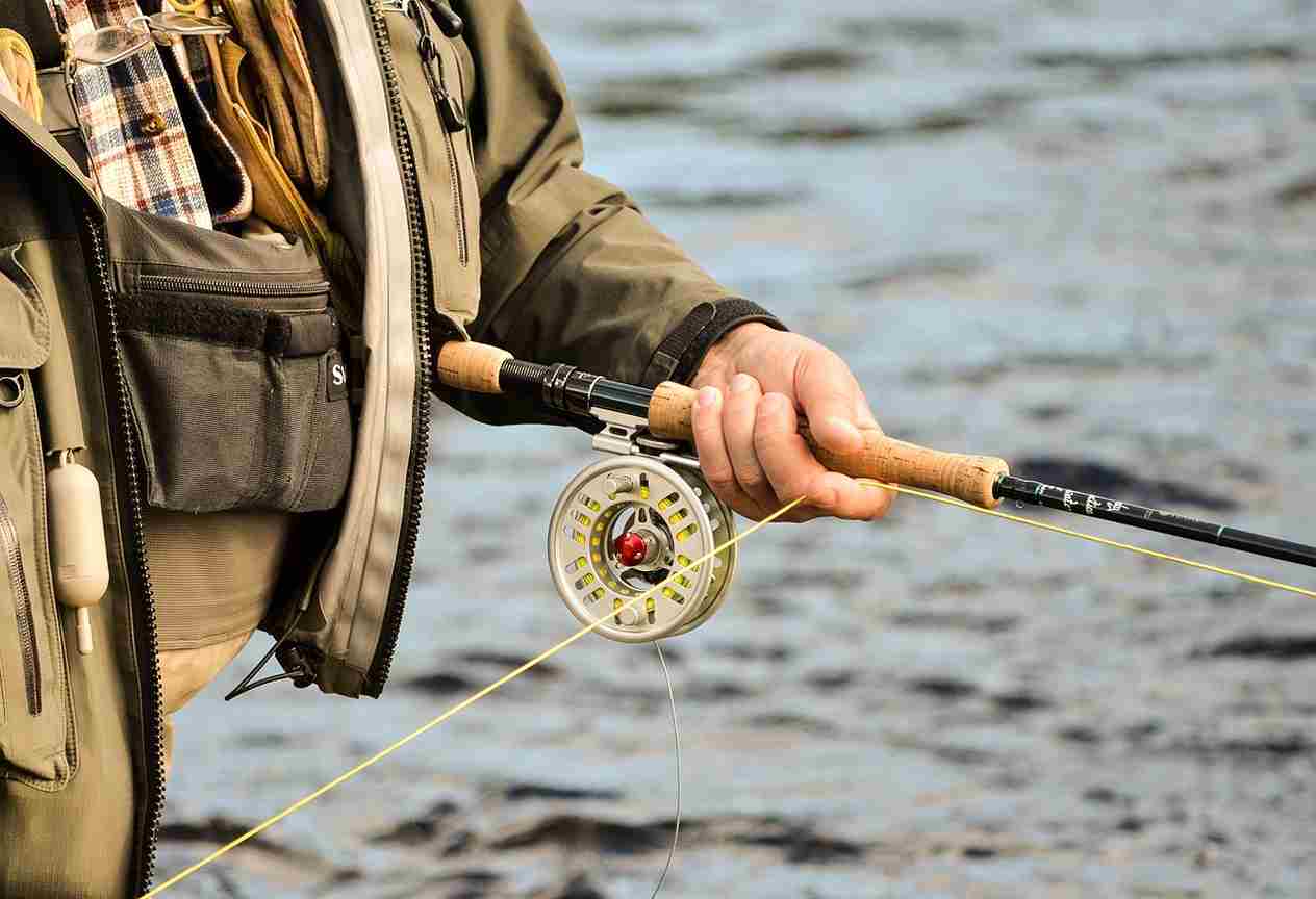 How to Hold a Fishing Pole?